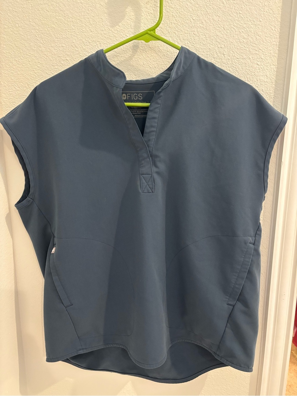 FIGS Women’s Dark Harbor Rafaela Scrub Top Size Small